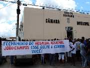 Moradores de Riachão do Jacuípe protestam em hospital regional contra suspensão de atendimento do SUS 