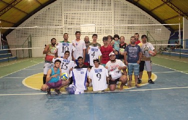 Os treinos do projeto Voleibol luzense acontecem na Quadra da Escola Dulcelita Bahia