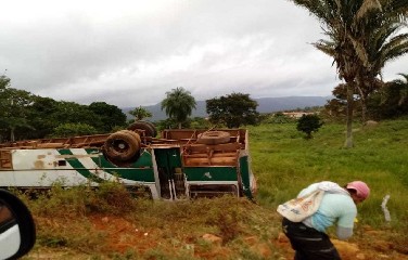  Tio e sobrinho foram atingidos pelo coletivo quando trafegavam pela BA-372, na região norte da Bahia.