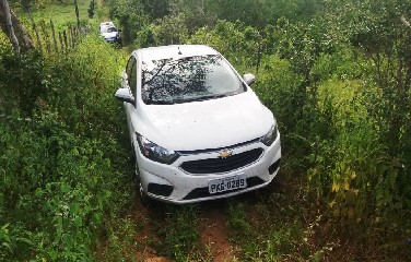 A guarnição policial deslocou ao local e encontrou um veículo Prisma, de cor branca, no meio da via.