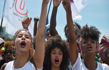 Em dez anos, a taxa de assassinatos de mulheres negras aumentou 15,4%, enquanto entre as não negras caiu 8%.