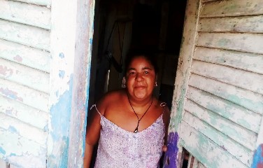 Luzia de Jesus, mãe de 05 filhos, residente no lixão de Santa Luz