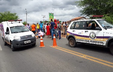 Agentes da Guarda Municipal auxiliaram nos primeiros socorros e controlaram o tráfego de veículos no local do acidente