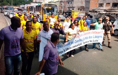 Grupo protestou contra falta de vagas em cemitérios de Salvador