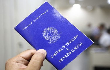 A carteira de trabalho é obrigatória para toda pessoa prestar algum tipo de serviço, seja na indústria, no comércio, na agricultura, na pecuária ou de natureza doméstica.
