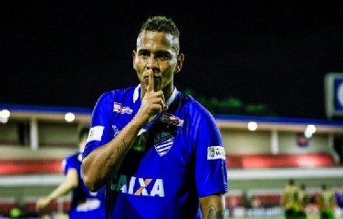 Walter comemora gol pelo CSA na Série B