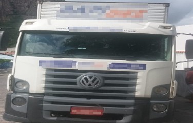 jovem conduzia uma motocicleta e colidiu no fundo de um caminhão baú da transportadora Rapidez Cargas