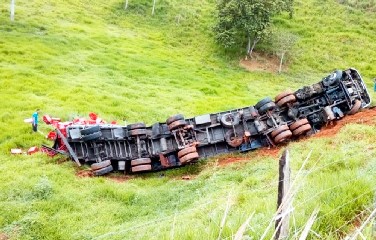 Carreta carregada de cerveja tomba na BR-420 