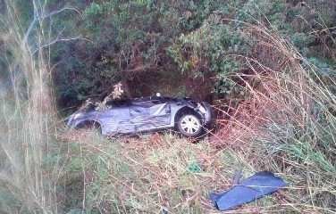 A criança foi a única sobrevivente e a família estava no carro acidentado em uma vala perto do local