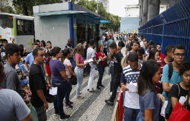 Houve mudança na data da alteração dos relógios por causa das eleições; alunos devem ficar ainda mais atentos