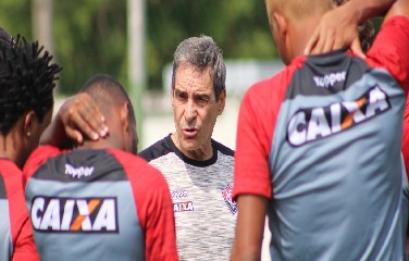 No lugar dele, assumirá o técnico João Burse, treinador do Sub-23 do Vitória
