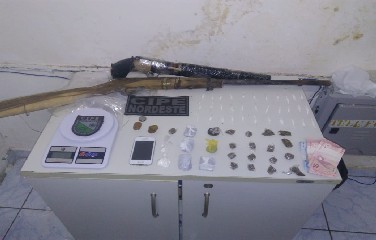 A mulher foi encaminhada à delegacia junto ao material apreendido.