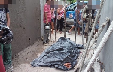 Vítima estava rebocando uma parede quando recebeu os tiros 