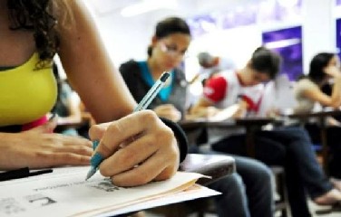 Estudantes terão cinco horas para resolver 90 questões de matemática, física, química e biologia