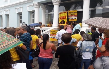 O ato dos docentes é contra o possível fechamento de escolas no município.