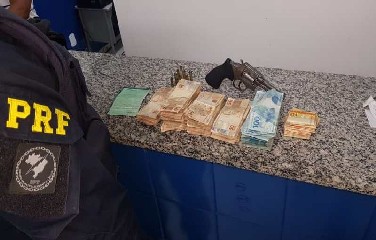 Além da quantia, os agentes federais recuperaram um veículo roubado e apreenderam um revólver e munições.