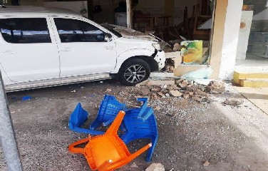 Os proprietários dos bares acionaram a polícia e o condutor foi detido após fazer o teste de alcoolemia