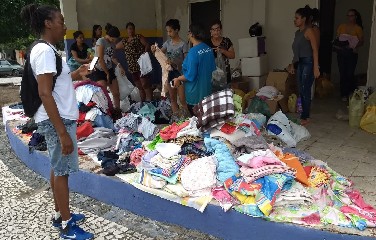 É possível contribuir levando doações de alimentos não perecíveis, materiais de higiene pessoal e limpeza, colchões, roupas, fraldas, panelas, eletrodomésticos, entre outros