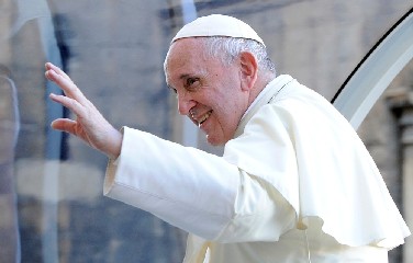 Papa Francisco acena ao sair da Catedral de Palermo, na Sicília