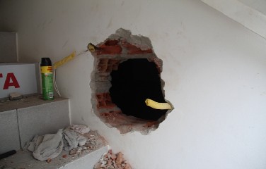 Buraco feito numa parede interna do estabelecimento