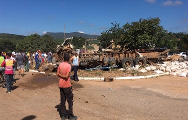 Carreta envolvida em batida em Seabra 