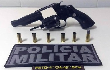 A arma foi levada para a delegacia da cidade, onde o caso foi registrado.