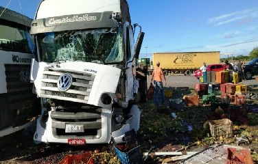 A carga ficou espalhada pela área do posto sendo saqueada por populares.