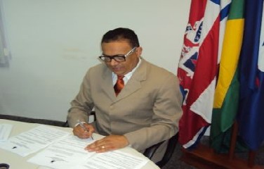 O texto estabelece que o ingresso de crianças e adolescentes em eventos carnavalescos e festas populares, desacompanhado de responsáveis, dependerão de autorização judicial