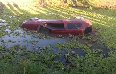 Duas pessoas morrem afogadas após carro sair da pista e cair em riacho em Santo Estevão