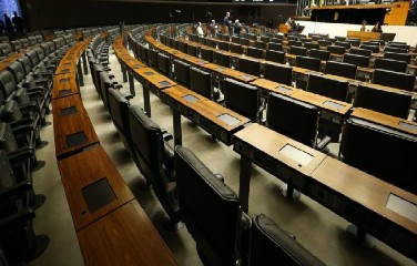Dos 513 deputados, só não receberam o auxílio-mudança os suplentes e aqueles que se licenciaram para assumir cargos