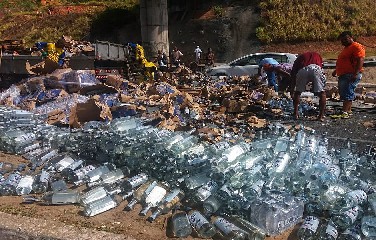 Motorista ficou ferido; carga era para o Carnaval