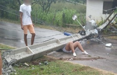 Segundo os bombeiros, um carro bateu no poste, que caiu sobre a motocicleta que estava a vítima