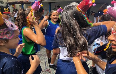  Com o tema “Carnaval e memória”, o Colégio Ação teve a missão de reviver os antigos carnavais através das marchinhas, reproduzindo releituras e possibilitando aos mais jovens, o conhecimento da história através da música.