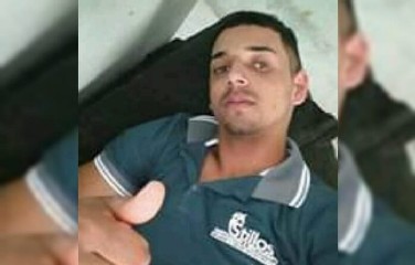 O jovem foi socorrido por vizinhos e levado para o hospital da cidade.