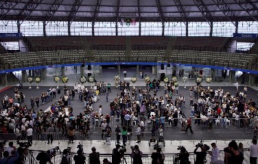 O velório ocorre na Arena Suzano desde as 7h de hoje (14). 