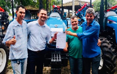 Associação de Serra Branca, zona rural de Santaluz, foi contemplada com um trator agrícola. 