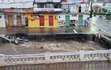 Chuva derruba cais do Rio do Ouro, próximo a Praça Castro Alves em Jacobina