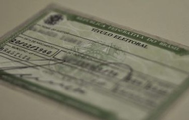 O TSE informa que são incluídas eleições regulares e suplementares e que cada turno é considerado uma eleição.