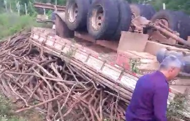 Acidente aconteceu próximo ao Povoado São Pedro. Dois homens ficaram feridos 