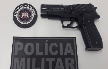 Adolescente leva arma de airsoft para escola e ameaça colegas
