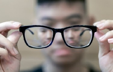 Além de ter a visão borrada para objetos distantes, ser míope aumenta o risco de problemas como descolamento de retina e degeneração macular, que pode levar à cegueira.