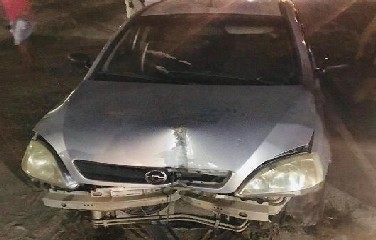 O carro foi removido do local por um guincho, informou a PM. 