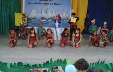 Os alunos encenaram peças sobre a chegada dos portugueses no Brasil