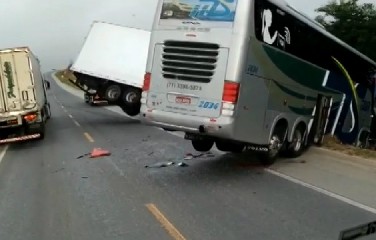 Coletivo bateu de frente com caminhão; time viajava para disputar a Copa Nike