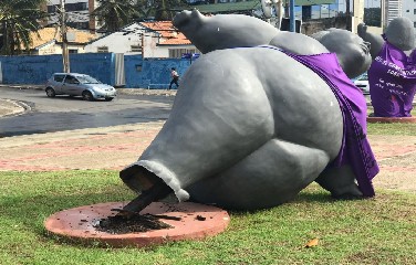 Em dia chuvoso, monumento 'Gordinhas de Ondina' cai em Salvador