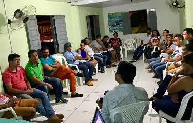 O encontro reuniu educadores, estudantes, representantes de cooperativas e lideres de associações comunitárias.