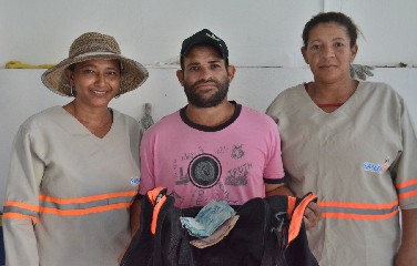 Servidores municipais acham bolsa com mais de R$ 1 mil na