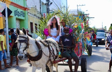 Estudantes, professores e colaboradores participaram do tradicional desfile de carroças