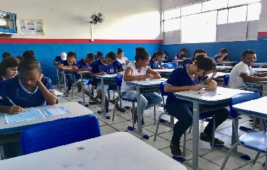 Estudantes do Ensino Médio da Bahia passarão a ter uma hora a mais de aulas