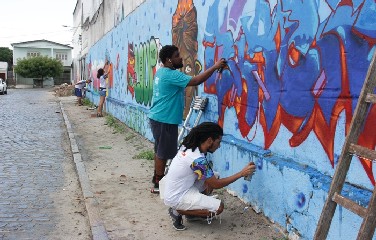 Muro ganha cores com arte de grafiteiros 